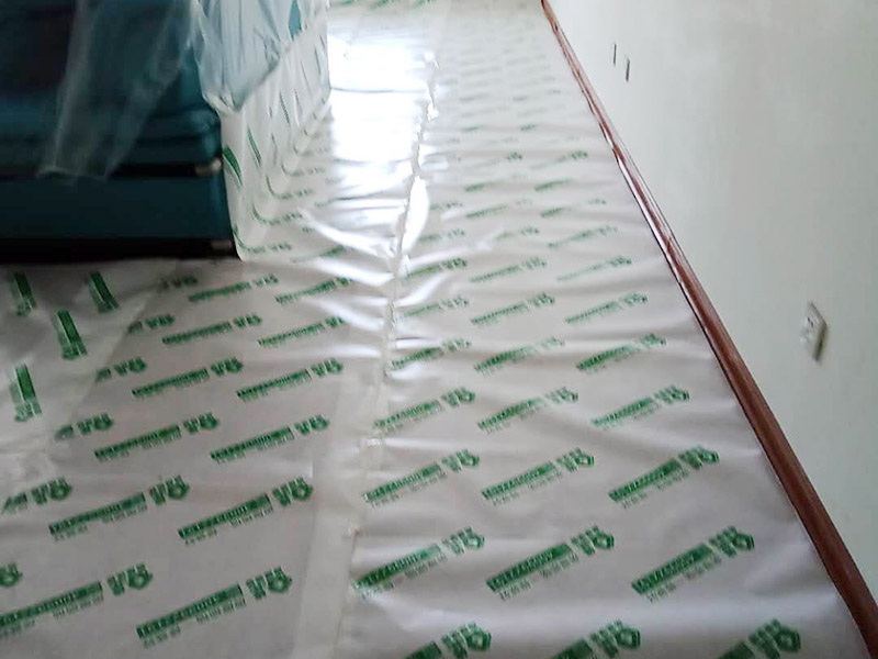 墻面刷新地面保護(hù)：家具搬放到房屋中央，對(duì)集中放置的家具進(jìn)行整體保護(hù)，防止因墻面翻新而造成不必要的損壞；地板需要用專業(yè)的保護(hù)膜進(jìn)行保護(hù)；對(duì)于不能移動(dòng)的家具和家電，如空調(diào)等進(jìn)行成品保護(hù)；尤其需要注意有插座、開(kāi)關(guān)面板的位置，防止灰塵進(jìn)入。 使用專業(yè)的打磨機(jī)對(duì)墻面進(jìn)行打磨處理，與一般打磨機(jī)不同的是，墻面打磨是無(wú)塵打磨，在打磨的過(guò)程中不會(huì)出現(xiàn)灰塵漫天的情況。 第一遍乳膠漆：先刷頂板再刷墻面，涂刷時(shí)應(yīng)當(dāng)由上而下。乳膠漆應(yīng)當(dāng)攪拌均勻，防止第一遍刷漆涂不開(kāi)的現(xiàn)象發(fā)生。第二遍乳膠漆：乳膠漆不是很稠的情況下，不宜加水或加少量水稀釋，以防露底。第二遍涂刷完畢后，用細(xì)細(xì)的砂紙將墻面出現(xiàn)的小疙瘩打磨光滑，然后清掃干凈。第三遍乳膠漆：乳膠漆干燥速度快，應(yīng)當(dāng)逐漸涂刷，從一頭開(kāi)始刷向另一頭，注意上下順?biāo)⑾嗷ャ暯樱苊馊槟z漆干燥后出現(xiàn)接頭。