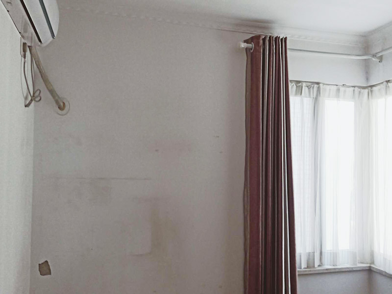 墻面空鼓維修：先鏟掉墻皮，使用石膏基產品就可以了。首先使用無甲醛粗找平對墻面作找平處理，然后使用石膏基防霉耐水批土做墻面滿批后再刷一底二面的漆就可以了。還有對于一些難以翻新的墻面空鼓，建議采用灌注修復的方式，它的操作時間快，并且不會破壞基層，尤其是在地下車庫，廠房等現場，施工過程也不影響業(yè)主使用，是較為便利的一種方式。