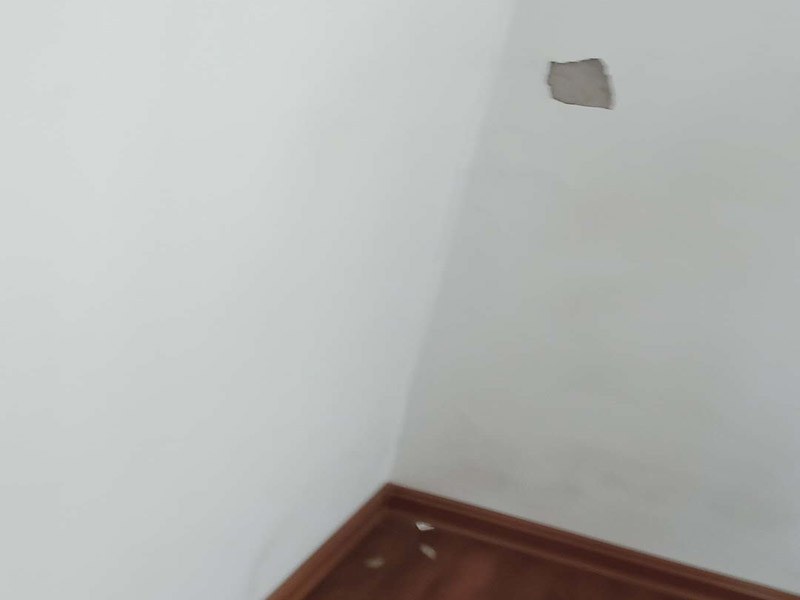 墻面空鼓維修：先鏟掉墻皮，使用石膏基產品就可以了。首先使用無甲醛粗找平對墻面作找平處理，然后使用石膏基防霉耐水批土做墻面滿批后再刷一底二面的漆就可以了。還有對于一些難以翻新的墻面空鼓，建議采用灌注修復的方式，它的操作時間快，并且不會破壞基層，尤其是在地下車庫，廠房等現場，施工過程也不影響業(yè)主使用，是較為便利的一種方式。