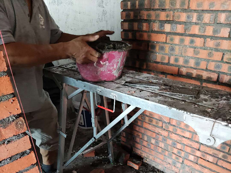 全屋紅磚砌隔斷：砌墻肯定是要有磚的，常用的材料有紅磚、輕體磚、水泥壓力板、石膏板等等，磚體不同，砌出來(lái)的新墻效果也是不同的，要是考慮到新砌墻需要一定的承重能力，那么最好是選擇紅磚，因?yàn)樗暮奢d面積更大，不過現(xiàn)在住房大多都是框架結(jié)構(gòu)，墻體不再是主要的城中提，所以現(xiàn)在新房子裝修更流行用多孔磚來(lái)新砌墻。 新砌墻之前，需要先把地面澆濕，然后畫線做模具，把砌墻要用的磚都澆濕，頂棚的交界處也不要漏掉。如果是衛(wèi)生間或者是廚房，新砌墻下面還要做有個(gè)防水的地梁，最好是帶有衛(wèi)生間原有的防水地梁一塊澆筑，這樣防水力會(huì)更好，等到地梁干透之后再砌新墻。