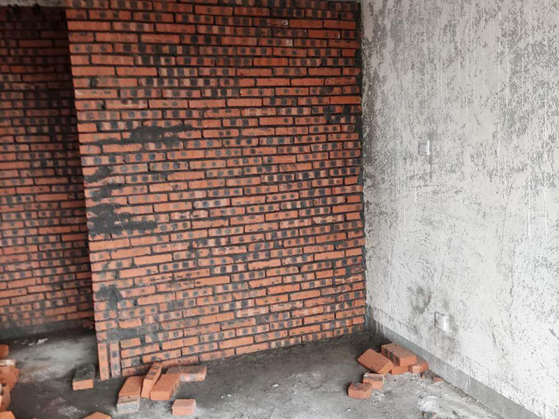 全屋紅磚砌隔斷：砌墻肯定是要有磚的，常用的材料有紅磚、輕體磚、水泥壓力板、石膏板等等，磚體不同，砌出來(lái)的新墻效果也是不同的，要是考慮到新砌墻需要一定的承重能力，那么最好是選擇紅磚，因?yàn)樗暮奢d面積更大，不過現(xiàn)在住房大多都是框架結(jié)構(gòu)，墻體不再是主要的城中提，所以現(xiàn)在新房子裝修更流行用多孔磚來(lái)新砌墻。 新砌墻之前，需要先把地面澆濕，然后畫線做模具，把砌墻要用的磚都澆濕，頂棚的交界處也不要漏掉。如果是衛(wèi)生間或者是廚房，新砌墻下面還要做有個(gè)防水的地梁，最好是帶有衛(wèi)生間原有的防水地梁一塊澆筑，這樣防水力會(huì)更好，等到地梁干透之后再砌新墻。