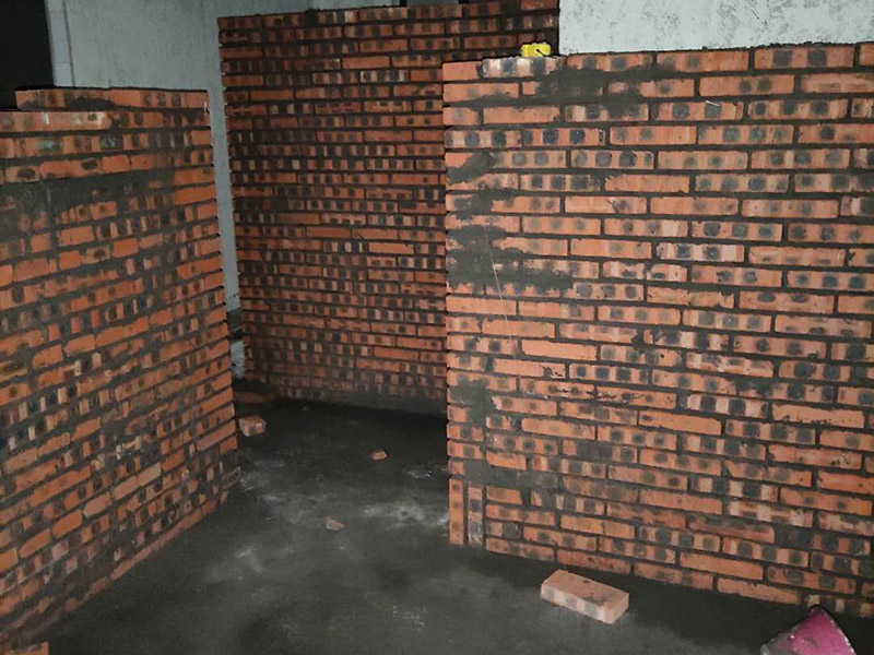 全屋紅磚砌隔斷：砌墻肯定是要有磚的，常用的材料有紅磚、輕體磚、水泥壓力板、石膏板等等，磚體不同，砌出來(lái)的新墻效果也是不同的，要是考慮到新砌墻需要一定的承重能力，那么最好是選擇紅磚，因?yàn)樗暮奢d面積更大，不過現(xiàn)在住房大多都是框架結(jié)構(gòu)，墻體不再是主要的城中提，所以現(xiàn)在新房子裝修更流行用多孔磚來(lái)新砌墻。 新砌墻之前，需要先把地面澆濕，然后畫線做模具，把砌墻要用的磚都澆濕，頂棚的交界處也不要漏掉。如果是衛(wèi)生間或者是廚房，新砌墻下面還要做有個(gè)防水的地梁，最好是帶有衛(wèi)生間原有的防水地梁一塊澆筑，這樣防水力會(huì)更好，等到地梁干透之后再砌新墻。