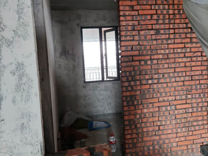 全屋紅磚砌隔斷：砌墻肯定是要有磚的，常用的材料有紅磚、輕體磚、水泥壓力板、石膏板等等，磚體不同，砌出來(lái)的新墻效果也是不同的，要是考慮到新砌墻需要一定的承重能力，那么最好是選擇紅磚，因?yàn)樗暮奢d面積更大，不過現(xiàn)在住房大多都是框架結(jié)構(gòu)，墻體不再是主要的城中提，所以現(xiàn)在新房子裝修更流行用多孔磚來(lái)新砌墻。 新砌墻之前，需要先把地面澆濕，然后畫線做模具，把砌墻要用的磚都澆濕，頂棚的交界處也不要漏掉。如果是衛(wèi)生間或者是廚房，新砌墻下面還要做有個(gè)防水的地梁，最好是帶有衛(wèi)生間原有的防水地梁一塊澆筑，這樣防水力會(huì)更好，等到地梁干透之后再砌新墻。