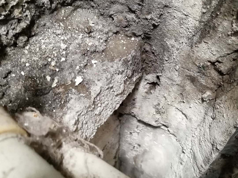 墻內(nèi)滲水看現(xiàn)場：在發(fā)現(xiàn)墻面有滲水情況發(fā)生的時候，我們一定要先了解一下是不是因為墻面當(dāng)中的水管破裂，如果是這方面的原因，這個時候我們就要及時的修補了，或者是更換水管了，在換前要先關(guān)掉水閥門，確定不會有水流出，然后再進行下去。 如果墻面漏水，也許是因為防水做好的不好，我們在設(shè)計墻面的時候都是會做防水的，尤其是衛(wèi)生間與廚房了，這兩個地方都是會有漏水情況發(fā)送到 ，一旦發(fā)現(xiàn)是防水出了問題，我們就要對房屋防水進行修補了。