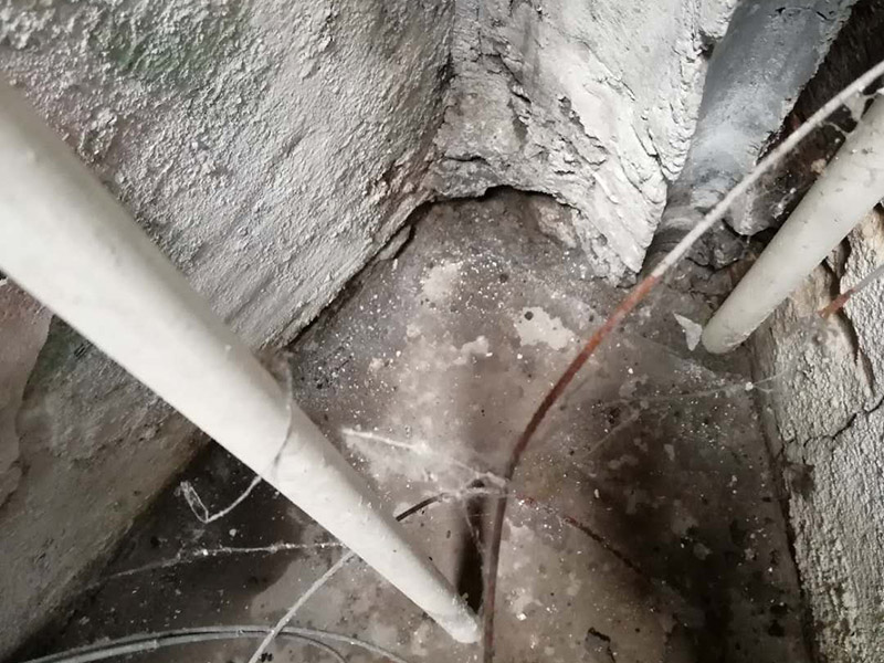 墻內(nèi)滲水看現(xiàn)場：在發(fā)現(xiàn)墻面有滲水情況發(fā)生的時候，我們一定要先了解一下是不是因為墻面當(dāng)中的水管破裂，如果是這方面的原因，這個時候我們就要及時的修補了，或者是更換水管了，在換前要先關(guān)掉水閥門，確定不會有水流出，然后再進行下去。 如果墻面漏水，也許是因為防水做好的不好，我們在設(shè)計墻面的時候都是會做防水的，尤其是衛(wèi)生間與廚房了，這兩個地方都是會有漏水情況發(fā)送到 ，一旦發(fā)現(xiàn)是防水出了問題，我們就要對房屋防水進行修補了。