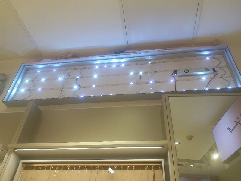 商場燈箱維修:為了工作人員的安全，最好先斷開電源，拔下插頭，不要將漏電保護(hù)器，當(dāng)作電源開關(guān)使用，這樣很危險(xiǎn)，一點(diǎn)不科學(xué)合理。進(jìn)行電器原件檢查，先逐個(gè)排除原因，檢查要求細(xì)致，若電源線進(jìn)入孔，鎮(zhèn)流器輸入，輸出接線柱，燈座上的電線等等。燈箱片尺寸一定要與導(dǎo)光板尺寸相符，不要過大或過小，若不合適，會(huì)影響展示效果和燈箱內(nèi)部的熱量散出，也會(huì)適當(dāng)?shù)臏p少使用壽命。查看燈箱上部電源線時(shí)，要確認(rèn)電源是否經(jīng)出入槽內(nèi)，如沒有，必須及時(shí)連接好。