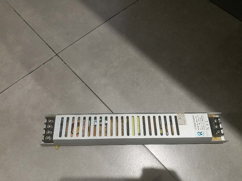 商場燈箱維修:為了工作人員的安全，最好先斷開電源，拔下插頭，不要將漏電保護(hù)器，當(dāng)作電源開關(guān)使用，這樣很危險(xiǎn)，一點(diǎn)不科學(xué)合理。進(jìn)行電器原件檢查，先逐個(gè)排除原因，檢查要求細(xì)致，若電源線進(jìn)入孔，鎮(zhèn)流器輸入，輸出接線柱，燈座上的電線等等。燈箱片尺寸一定要與導(dǎo)光板尺寸相符，不要過大或過小，若不合適，會(huì)影響展示效果和燈箱內(nèi)部的熱量散出，也會(huì)適當(dāng)?shù)臏p少使用壽命。查看燈箱上部電源線時(shí)，要確認(rèn)電源是否經(jīng)出入槽內(nèi)，如沒有，必須及時(shí)連接好。