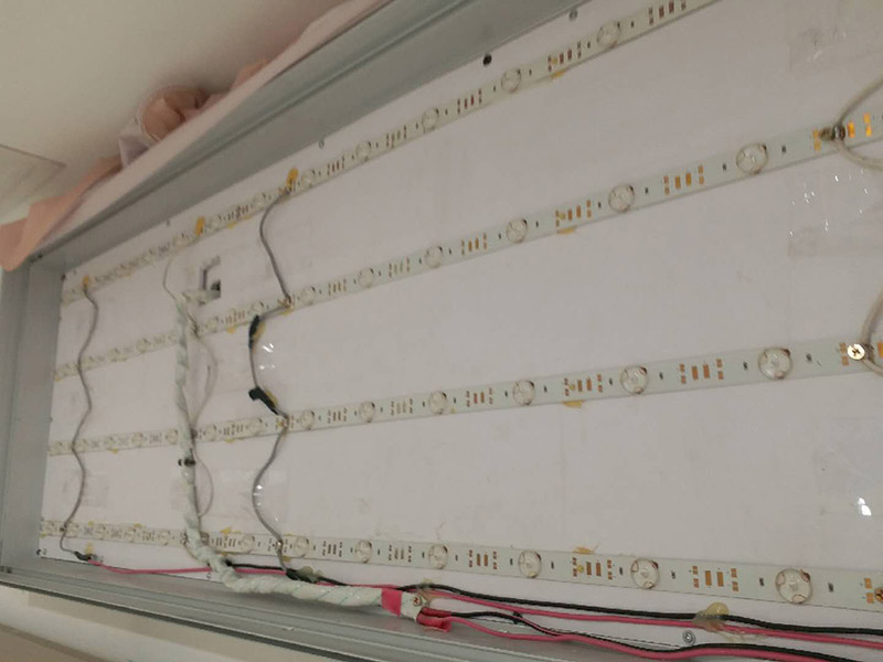 商場燈箱維修:為了工作人員的安全，最好先斷開電源，拔下插頭，不要將漏電保護(hù)器，當(dāng)作電源開關(guān)使用，這樣很危險(xiǎn)，一點(diǎn)不科學(xué)合理。進(jìn)行電器原件檢查，先逐個(gè)排除原因，檢查要求細(xì)致，若電源線進(jìn)入孔，鎮(zhèn)流器輸入，輸出接線柱，燈座上的電線等等。燈箱片尺寸一定要與導(dǎo)光板尺寸相符，不要過大或過小，若不合適，會(huì)影響展示效果和燈箱內(nèi)部的熱量散出，也會(huì)適當(dāng)?shù)臏p少使用壽命。查看燈箱上部電源線時(shí)，要確認(rèn)電源是否經(jīng)出入槽內(nèi)，如沒有，必須及時(shí)連接好。