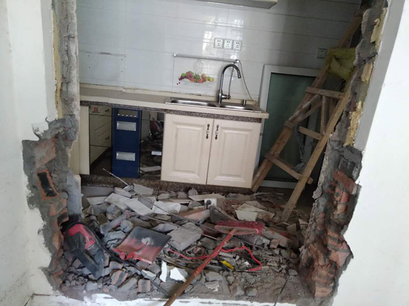 廚房拆除改造方案：如果是舊房改造，就需要首先拆除墻面和地面原有的瓷磚，拆除吊頂，拆除原有的廚具、燈具等；如果是新房想改變?cè)瓉韽N房的格局，也會(huì)首先面臨拆墻的任務(wù)。 拆除舊廚房是工程中的第一項(xiàng)，將情墻面和地面上原有的瓷磚全部砸掉，不要只砸掉一半或一部分，以免后面在鋪貼時(shí)有縫隙。 拆除吊頂、廚具和燈具，需按照一定的流程拆除。如果想要重新將廚房整頓一下，那么就將廚房的一切原有的都拆除掉。