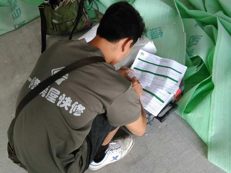 櫥柜五金安裝維修：櫥柜安裝前廚房瓷磚應(yīng)提前勾縫完成，并應(yīng)將櫥柜放置區(qū)域的地面和墻面衛(wèi)生清理干凈。五金件品質(zhì)影響整體質(zhì)量。櫥柜上的五金件是整體廚房最重要的組成部分,直接影響櫥柜的整體質(zhì)量。在合適的位置上打造出合適的鉆孔之后，就需要安裝螺絲了。對(duì)于五金拉籃的拉籃來說安裝時(shí)也需要一些漲塞，這樣才可以保證螺絲的固定更加結(jié)實(shí)，更加經(jīng)久耐用。櫥柜五金拉籃的安裝其實(shí)和櫥柜的安裝沒太大的區(qū)別，就是將滑軌安裝好后將拉籃裝上就可以了，這里要注意拉籃的水平性，不能兩邊高低不同。 裝抽屜和碗柜拉籃時(shí)，要盡量往下裝，這樣能多裝東西，充分利用空間，而拉手盡量裝在中間，如果拉手裝高，抽拉時(shí)就吃不上勁。