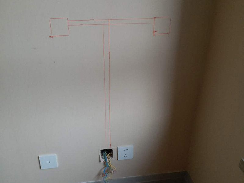 插座電路改線案例：插座離地面30公分（找平高度，毛墻要35合適），進(jìn)門開關(guān)高度140公分，離門洞7到8公分適合。確定好位置以后，打上水平線，可以保證開關(guān)插座精確定位。切槽要保持先關(guān)深度一直，槽寬度一直，衛(wèi)生間可以適當(dāng)淺一點(diǎn)。衛(wèi)生打掃干凈以后，我們用發(fā)泡劑把底盒固定，把線管需要走的線路走好，收拾利索。穿線的時(shí)候可以把PVC管子拿掉，電線順勢穿進(jìn)去，再把管子固定。 電線結(jié)完頭以后要涮錫，再用防水膠帶包裹，最后用電工膠帶包好。