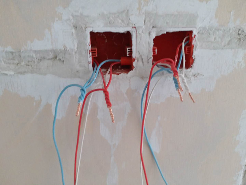 插座電路改線案例：插座離地面30公分（找平高度，毛墻要35合適），進(jìn)門開關(guān)高度140公分，離門洞7到8公分適合。確定好位置以后，打上水平線，可以保證開關(guān)插座精確定位。切槽要保持先關(guān)深度一直，槽寬度一直，衛(wèi)生間可以適當(dāng)淺一點(diǎn)。衛(wèi)生打掃干凈以后，我們用發(fā)泡劑把底盒固定，把線管需要走的線路走好，收拾利索。穿線的時(shí)候可以把PVC管子拿掉，電線順勢穿進(jìn)去，再把管子固定。 電線結(jié)完頭以后要涮錫，再用防水膠帶包裹，最后用電工膠帶包好。