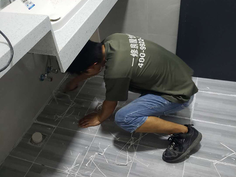 地磚美縫施工現(xiàn)場：使用用開槽器/平口螺絲刀/勾縫刀，清理瓷磚縫隙內(nèi)灰塵及垃圾，這一步需要力度適中，不要用蠻力，不然可能存在崩壞瓷磚的風(fēng)險。然后用吸塵器，掃把或者抹布清理干凈。，建議縫隙在1.5到2mm深度合適?？p隙清理干凈后， 擰開管蓋裝上混合管，管頭卡在膠槍的卡口上。首先打出30-40CM美縫劑余料，然后沿著瓷磚縫隙開始施工，在施工的時候一定要美縫劑填充滿瓷磚縫隙，不然后續(xù)可能會發(fā)生塌陷。瓷磚縫隙打膠方法先豎后橫，沿著縫隙均勻打出美縫劑.一般有些師傅打出3-5米時停下，開始用壓邊球壓縫，十字交叉口處多壓幾次，這樣會很美觀。壓縫的工具比較多，可用刮板或者壓縫 鋼球、手指套沿著縫隙壓出 U型面就可以了，施工之后24小時（夏天一般24小時，冬天一般48小時，具體看天氣情況），用清縫鏟刀清理瓷磚上多余縫隙。