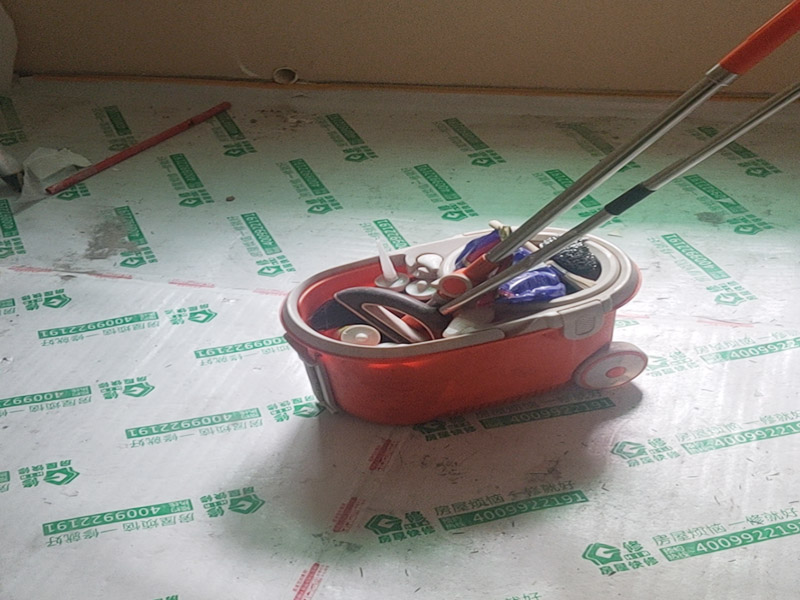地磚美縫施工現(xiàn)場：使用用開槽器/平口螺絲刀/勾縫刀，清理瓷磚縫隙內(nèi)灰塵及垃圾，這一步需要力度適中，不要用蠻力，不然可能存在崩壞瓷磚的風(fēng)險。然后用吸塵器，掃把或者抹布清理干凈。，建議縫隙在1.5到2mm深度合適。縫隙清理干凈后， 擰開管蓋裝上混合管，管頭卡在膠槍的卡口上。首先打出30-40CM美縫劑余料，然后沿著瓷磚縫隙開始施工，在施工的時候一定要美縫劑填充滿瓷磚縫隙，不然后續(xù)可能會發(fā)生塌陷。瓷磚縫隙打膠方法先豎后橫，沿著縫隙均勻打出美縫劑.一般有些師傅打出3-5米時停下，開始用壓邊球壓縫，十字交叉口處多壓幾次，這樣會很美觀。壓縫的工具比較多，可用刮板或者壓縫 鋼球、手指套沿著縫隙壓出 U型面就可以了，施工之后24小時（夏天一般24小時，冬天一般48小時，具體看天氣情況），用清縫鏟刀清理瓷磚上多余縫隙。