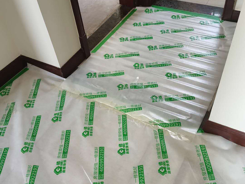 入戶門地面保護(hù)：入戶門是各種裝修物料進(jìn)場(chǎng)以及各種建筑裝修垃圾清理的必經(jīng)之路，這些物品在搬運(yùn)的過程中，與入戶門發(fā)生磕碰、摩擦的機(jī)率大大增加，所以，第一個(gè)需要做好成品保護(hù)的地方就是入戶門。建議：在裝修開工前直到家具進(jìn)場(chǎng)期間，都需要對(duì)入戶門進(jìn)行保護(hù)！對(duì)于這一點(diǎn)，可以使用成品保護(hù)膜將門包裹。