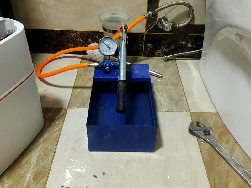 衛(wèi)生間漏水打壓：首先，打壓試驗(yàn)，把衛(wèi)生間整體管道打壓，如果打壓正常，就可以排除是水管漏水。接下來就是看是不是防水問題。如果排除水管漏水，也不要就一口咬定是防水問題，這樣會(huì)導(dǎo)致直接砸掉地面，后面發(fā)現(xiàn)根本不需要。如果打壓有問題，那就可以判斷是水管漏水，根據(jù)樓下漏水點(diǎn)位置，就得砸掉樓上的瓷磚進(jìn)行維修管道了