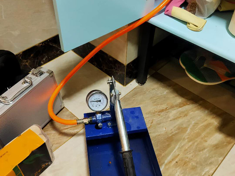 衛(wèi)生間漏水打壓：首先，打壓試驗(yàn)，把衛(wèi)生間整體管道打壓，如果打壓正常，就可以排除是水管漏水。接下來就是看是不是防水問題。如果排除水管漏水，也不要就一口咬定是防水問題，這樣會(huì)導(dǎo)致直接砸掉地面，后面發(fā)現(xiàn)根本不需要。如果打壓有問題，那就可以判斷是水管漏水，根據(jù)樓下漏水點(diǎn)位置，就得砸掉樓上的瓷磚進(jìn)行維修管道了