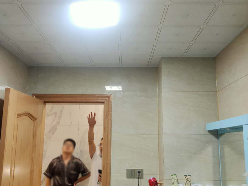 衛(wèi)生間漏水打壓：首先，打壓試驗(yàn)，把衛(wèi)生間整體管道打壓，如果打壓正常，就可以排除是水管漏水。接下來就是看是不是防水問題。如果排除水管漏水，也不要就一口咬定是防水問題，這樣會(huì)導(dǎo)致直接砸掉地面，后面發(fā)現(xiàn)根本不需要。如果打壓有問題，那就可以判斷是水管漏水，根據(jù)樓下漏水點(diǎn)位置，就得砸掉樓上的瓷磚進(jìn)行維修管道了