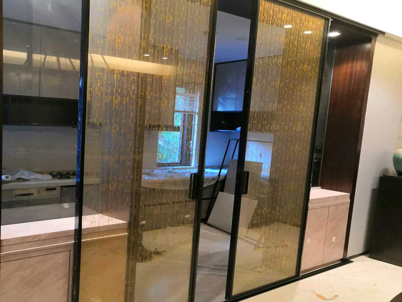 廚房移門維修：廚房移門的材質(zhì)一般是所料或者是鋁合金，如果是這兩種材料的臺(tái)面開裂(如果縫隙大)可以先用天那水清洗縫隙，再把相同的材料切片插入縫隙中，灌入和臺(tái)面一樣顏色的人造石膠水，等膠水固化后用水磨機(jī)打磨平再拋光就可以了；如果縫隙小，就用同色人造石膠水加固化劑和石粉攪拌后滲入縫隙里，膠水固化后打磨拋光就可以了。如果處理的好，縫隙是看不出來的。