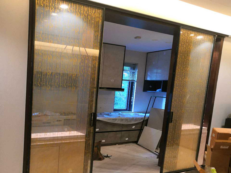 廚房移門維修：廚房移門的材質(zhì)一般是所料或者是鋁合金，如果是這兩種材料的臺(tái)面開裂(如果縫隙大)可以先用天那水清洗縫隙，再把相同的材料切片插入縫隙中，灌入和臺(tái)面一樣顏色的人造石膠水，等膠水固化后用水磨機(jī)打磨平再拋光就可以了；如果縫隙小，就用同色人造石膠水加固化劑和石粉攪拌后滲入縫隙里，膠水固化后打磨拋光就可以了。如果處理的好，縫隙是看不出來的。