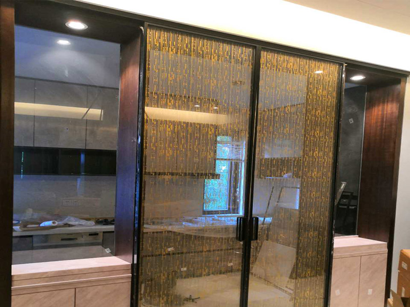 廚房移門維修：廚房移門的材質(zhì)一般是所料或者是鋁合金，如果是這兩種材料的臺(tái)面開裂(如果縫隙大)可以先用天那水清洗縫隙，再把相同的材料切片插入縫隙中，灌入和臺(tái)面一樣顏色的人造石膠水，等膠水固化后用水磨機(jī)打磨平再拋光就可以了；如果縫隙小，就用同色人造石膠水加固化劑和石粉攪拌后滲入縫隙里，膠水固化后打磨拋光就可以了。如果處理的好，縫隙是看不出來的。