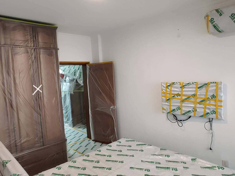 成品家具保護(hù)措施：各類裝修物料的進(jìn)場(chǎng)、建筑裝修垃圾的清理都必須經(jīng)過(guò)入戶門。在對(duì)物品進(jìn)行搬運(yùn)時(shí)，難免會(huì)與入戶門發(fā)生磕碰及摩擦。水電改造是基礎(chǔ)裝修，水電裝修的質(zhì)量好壞，直接決定著后期的施工和使用。因此，在進(jìn)行水電改造時(shí)，同樣需要做好成品保護(hù)工作。水電改造完成后，應(yīng)當(dāng)對(duì)各種管線進(jìn)行規(guī)范的固定，以防脫落;對(duì)裸露的線頭要進(jìn)行包裹，以防發(fā)生觸電的危險(xiǎn);做好地面裸線管的固定和保護(hù)，防止被踩壞。同時(shí)，在搬運(yùn)物料時(shí)，也不要破壞地面鋪設(shè)的管線。進(jìn)行裝修施工時(shí)，磁環(huán)邊鋪邊勾縫，在崗鋪設(shè)的瓷磚、地板上堆放雜物、走動(dòng)踩踏，地板沒(méi)有使用成品保護(hù)膜覆蓋等都會(huì)影響瓷磚及地板的鋪貼效果，使瓷磚出現(xiàn)施工質(zhì)量問(wèn)題。