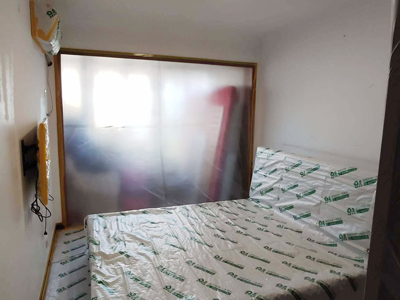 成品家具保護(hù)措施：各類裝修物料的進(jìn)場(chǎng)、建筑裝修垃圾的清理都必須經(jīng)過(guò)入戶門。在對(duì)物品進(jìn)行搬運(yùn)時(shí)，難免會(huì)與入戶門發(fā)生磕碰及摩擦。水電改造是基礎(chǔ)裝修，水電裝修的質(zhì)量好壞，直接決定著后期的施工和使用。因此，在進(jìn)行水電改造時(shí)，同樣需要做好成品保護(hù)工作。水電改造完成后，應(yīng)當(dāng)對(duì)各種管線進(jìn)行規(guī)范的固定，以防脫落;對(duì)裸露的線頭要進(jìn)行包裹，以防發(fā)生觸電的危險(xiǎn);做好地面裸線管的固定和保護(hù)，防止被踩壞。同時(shí)，在搬運(yùn)物料時(shí)，也不要破壞地面鋪設(shè)的管線。進(jìn)行裝修施工時(shí)，磁環(huán)邊鋪邊勾縫，在崗鋪設(shè)的瓷磚、地板上堆放雜物、走動(dòng)踩踏，地板沒(méi)有使用成品保護(hù)膜覆蓋等都會(huì)影響瓷磚及地板的鋪貼效果，使瓷磚出現(xiàn)施工質(zhì)量問(wèn)題。