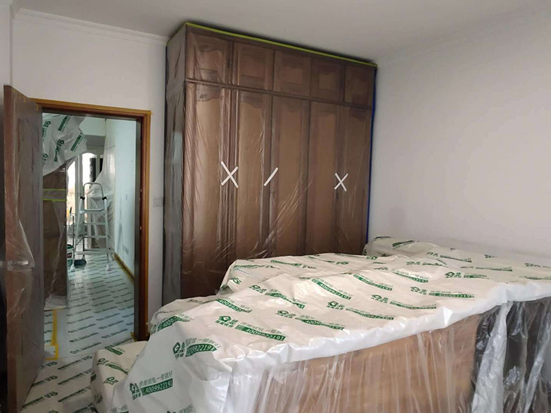 成品家具保護(hù)措施：各類裝修物料的進(jìn)場(chǎng)、建筑裝修垃圾的清理都必須經(jīng)過(guò)入戶門。在對(duì)物品進(jìn)行搬運(yùn)時(shí)，難免會(huì)與入戶門發(fā)生磕碰及摩擦。水電改造是基礎(chǔ)裝修，水電裝修的質(zhì)量好壞，直接決定著后期的施工和使用。因此，在進(jìn)行水電改造時(shí)，同樣需要做好成品保護(hù)工作。水電改造完成后，應(yīng)當(dāng)對(duì)各種管線進(jìn)行規(guī)范的固定，以防脫落;對(duì)裸露的線頭要進(jìn)行包裹，以防發(fā)生觸電的危險(xiǎn);做好地面裸線管的固定和保護(hù)，防止被踩壞。同時(shí)，在搬運(yùn)物料時(shí)，也不要破壞地面鋪設(shè)的管線。進(jìn)行裝修施工時(shí)，磁環(huán)邊鋪邊勾縫，在崗鋪設(shè)的瓷磚、地板上堆放雜物、走動(dòng)踩踏，地板沒(méi)有使用成品保護(hù)膜覆蓋等都會(huì)影響瓷磚及地板的鋪貼效果，使瓷磚出現(xiàn)施工質(zhì)量問(wèn)題。