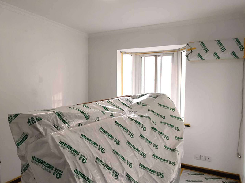 成品家具保護(hù)措施：各類裝修物料的進(jìn)場(chǎng)、建筑裝修垃圾的清理都必須經(jīng)過(guò)入戶門。在對(duì)物品進(jìn)行搬運(yùn)時(shí)，難免會(huì)與入戶門發(fā)生磕碰及摩擦。水電改造是基礎(chǔ)裝修，水電裝修的質(zhì)量好壞，直接決定著后期的施工和使用。因此，在進(jìn)行水電改造時(shí)，同樣需要做好成品保護(hù)工作。水電改造完成后，應(yīng)當(dāng)對(duì)各種管線進(jìn)行規(guī)范的固定，以防脫落;對(duì)裸露的線頭要進(jìn)行包裹，以防發(fā)生觸電的危險(xiǎn);做好地面裸線管的固定和保護(hù)，防止被踩壞。同時(shí)，在搬運(yùn)物料時(shí)，也不要破壞地面鋪設(shè)的管線。進(jìn)行裝修施工時(shí)，磁環(huán)邊鋪邊勾縫，在崗鋪設(shè)的瓷磚、地板上堆放雜物、走動(dòng)踩踏，地板沒(méi)有使用成品保護(hù)膜覆蓋等都會(huì)影響瓷磚及地板的鋪貼效果，使瓷磚出現(xiàn)施工質(zhì)量問(wèn)題。