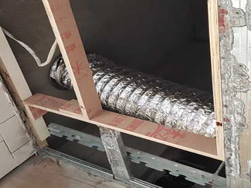 吊頂安裝施工：做好了樓層和墻壁等處需要標(biāo)高之后，裝修吊頂?shù)牧鞒痰南乱画h(huán)節(jié)就是主龍骨吊桿的安裝了。如果已經(jīng)確定清楚了頂棚標(biāo)高水平線及主龍骨的位置的話，就可以進(jìn)行對吊桿下頭的標(biāo)高操作了，實施起來也很簡單，通過膨脹螺栓來將無螺栓絲吊桿的其中一頭固定于主龍骨和吊掛間距中的樓板下方即可。這里需要注意的一點是，專業(yè)、合格的吊桿一般都要求以8毫米扁鋼或6米的鋼筋材料來制作。主龍骨和各部分螺母配置好后，就可以開展裝修吊頂?shù)牧鞒讨械目郯灏惭b工序了。