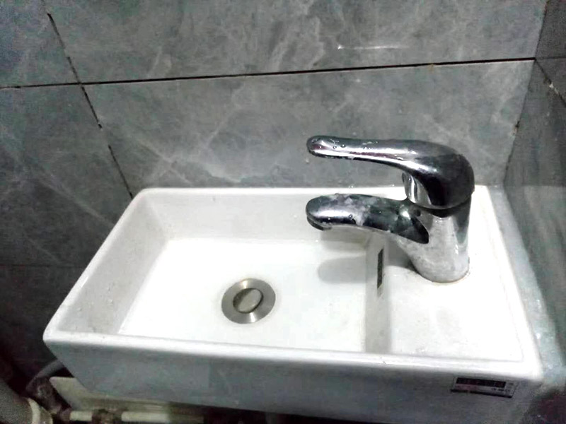 公寓局部改造:衛(wèi)生間改造中水電的改造尤為重要且需要最早開始著手，由于會(huì)涉及到浴霸采暖、燈光的線路走向、水管的入墻等問(wèn)題，所以在改造之前需制定一個(gè)詳細(xì)的水電走向設(shè)計(jì)，從而提高安全質(zhì)量以及滿足裝修業(yè)主們生活的需要。其次就是需要對(duì)其做相應(yīng)的防水處理。因?yàn)樵谌粘５募彝ブ?，衛(wèi)生間的水是處處可見(jiàn)的，非常潮濕。衛(wèi)生間內(nèi)的防水涂料是由地面延伸到墻面的，涂刷過(guò)程中精良的保證厚度均勻。還需要處理好地面和墻面交界處的各類管件的涂刷。待防水處理完全確定后，等待地面干透就可以做后續(xù)的工程了。