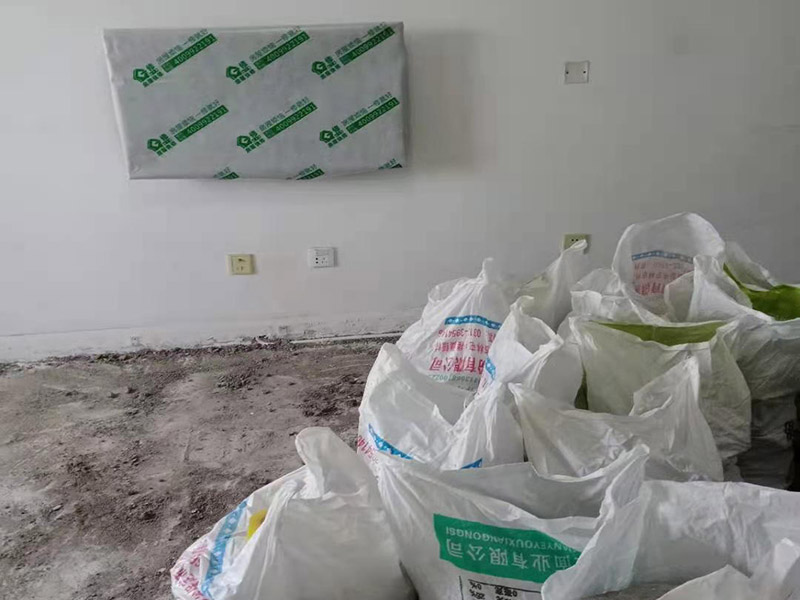 客廳家具家電保護(hù)：若是翻新墻面，在進(jìn)場施工前，就需要把靠近墻面的東西搬移出一定的距離，比如床、電視柜、沙發(fā)、空調(diào)等，最好移到房子中間，方便施工的同時(shí)，可以做到集中遮蓋保護(hù)，避免家具家電在施工中磕碰。對(duì)于無法搬動(dòng)的設(shè)備，比如嵌入式家具、門窗、空調(diào)掛機(jī)等，要進(jìn)行遮蔽保護(hù)，避免基層處理和涂刷時(shí)被弄臟。在保護(hù)時(shí)，要根據(jù)被包裹物體的類型和大小，選擇遮蔽保護(hù)膜的類型和大小，確保物體被安全保護(hù)，四面包裹無死角，且保護(hù)膜平整。