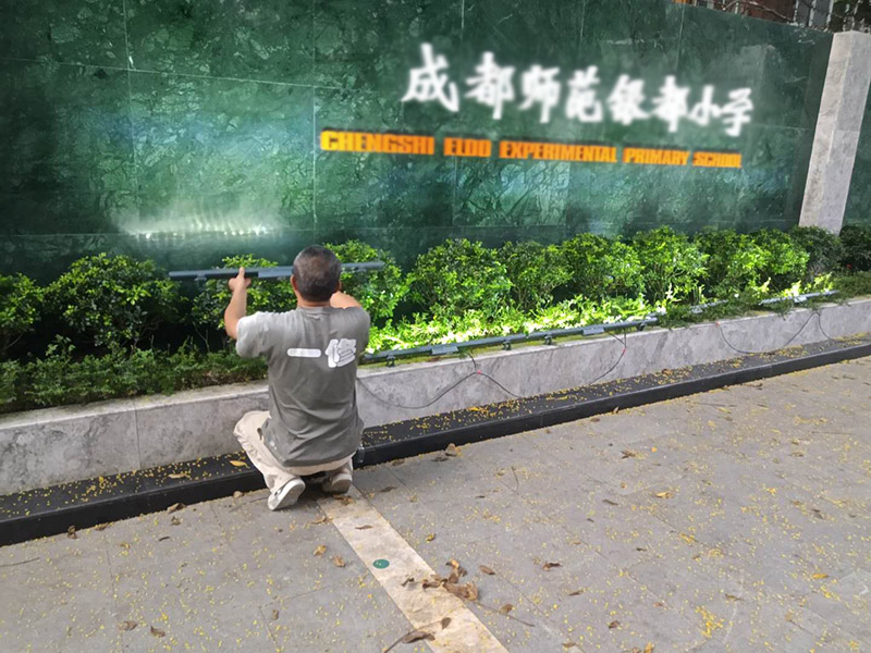 外墻修補及燈具安裝：射燈一般是安裝在踢腳線里，這樣即不占用家庭的其他位置，又能達到美觀的效果，將踢腳線的射燈打開后，就會感覺自己置身燈光的舞臺，很唯美，還能烘托氣氛。射燈屬于高聚光的燈具，一般是起到強調(diào)或者突出某樣物品的作用，可以起到烘托的作用，使人觀賞的人有眼前為之一亮的感覺。并將整個空間的亮點都能夠清晰的展現(xiàn)在住戶面前，營造出高端、大氣。