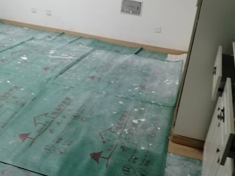 地面保護(hù)措施：入戶門的保護(hù) 各種裝修物料的進(jìn)場以及各種建筑裝修的清理，都會(huì)經(jīng)過入戶門，這些物品在搬運(yùn)的過程中，與入戶門發(fā)生磕碰、摩擦的機(jī)率大大增加，所以，第一個(gè)需要做好成品保護(hù)的地方就是我們的入戶門。建議：在裝修開工前直到家具進(jìn)場期間，都需要對入戶門進(jìn)行保護(hù)！對于這一點(diǎn)，可以使用成品保護(hù)膜將門包裹。