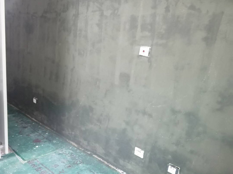 墻面膩子鏟除翻新:在墻面翻新之前，一定要注意，必須把原來的膩子全部鏟掉，露出最里面的水泥層，不過如果墻面出現(xiàn)大面積的空鼓、粉化現(xiàn)象，建議鏟除到磚層，這樣做雖然耗時耗力，但是能確保翻新之后的墻面耐用美觀。鏟過墻皮后需要批刮膩子，當然，選擇顆粒細度較高和質(zhì)地較硬的膩子最好不過，而且在膩子中加入白乳膠還可以提高其硬度，然后我們檢查一下裂縫，出現(xiàn)裂縫可以用牛皮紙袋和白乳膠貼在裂縫上，在墻面找平時，一般用石膏對表面進行修補并用砂紙打磨。一般老房子容易出現(xiàn)墻面發(fā)霉的狀況，尤其是潮濕氣候的地方更為嚴重，這時候在翻新時，做好防潮處理就顯得很重要了，在做衛(wèi)生間和廚房的墻面防潮處理的時候，一定要注意與防水區(qū)分開來，而且防潮應該在墻面的水泥基面上做，不然是沒有效果的。