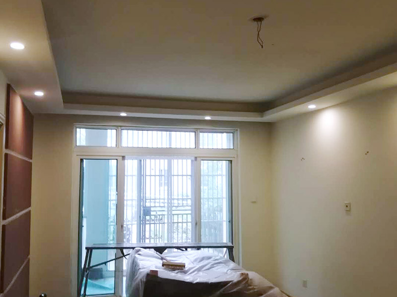 墻面膩子鏟除翻新:在墻面翻新之前，一定要注意，必須把原來的膩子全部鏟掉，露出最里面的水泥層，不過如果墻面出現(xiàn)大面積的空鼓、粉化現(xiàn)象，建議鏟除到磚層，這樣做雖然耗時耗力，但是能確保翻新之后的墻面耐用美觀。鏟過墻皮后需要批刮膩子，當然，選擇顆粒細度較高和質(zhì)地較硬的膩子最好不過，而且在膩子中加入白乳膠還可以提高其硬度，然后我們檢查一下裂縫，出現(xiàn)裂縫可以用牛皮紙袋和白乳膠貼在裂縫上，在墻面找平時，一般用石膏對表面進行修補并用砂紙打磨。一般老房子容易出現(xiàn)墻面發(fā)霉的狀況，尤其是潮濕氣候的地方更為嚴重，這時候在翻新時，做好防潮處理就顯得很重要了，在做衛(wèi)生間和廚房的墻面防潮處理的時候，一定要注意與防水區(qū)分開來，而且防潮應該在墻面的水泥基面上做，不然是沒有效果的。