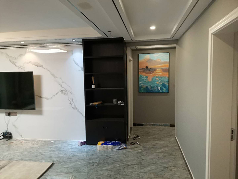 全屋裝修設(shè)計(jì)效果：裝修，大致是按照下面這21步完成的：1.前期設(shè)計(jì) -- 2.主體拆改 -- 3.水電改造 -- 4.木工 -- 5.貼磚 -- 6.刷墻面漆 -- 7.熱水器安裝 -- 8.廚衛(wèi)吊頂 -- 9.櫥柜安裝-- 10.煙機(jī)灶安裝 -- 11.木門安裝 -- 12.地板安裝 -- 13.鋪貼壁紙 -- 14. 開關(guān)插座安裝 -- 15.燈具安裝 -- 16.五金潔具安裝 -- 17.窗簾桿安裝 -- 18.拓荒保潔 -- 19.家具進(jìn)場 -- 20.家電安裝 -- 21.家居配飾