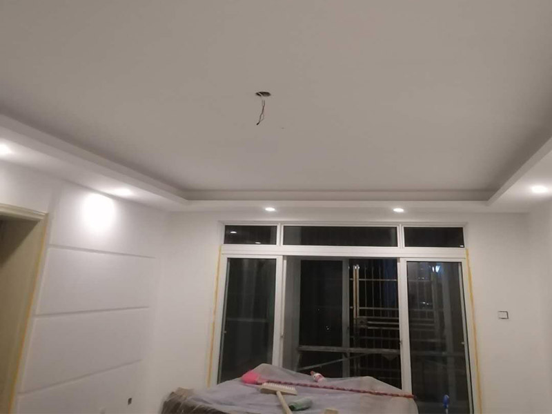 墻壁翻新裝修：首先在做翻新的時(shí)候一定要把之前的墻面給處理干凈，粉化嚴(yán)重的一定要鏟除干凈。由于之前的墻面有刷過(guò)油漆和乳膠漆，所在做完鏟除后一定要做打磨處理，將原來(lái)墻體上的結(jié)實(shí)的表皮及浮沉全部清理掉，如果說(shuō)墻體出現(xiàn)小部分的凹陷以及裂縫的話可以用膩?zhàn)由晕⑻钛a(bǔ)一下。清理干凈的墻面一定要刷一道底漆，墻面底漆的主要作用就是抗堿防潮、封固基材、保護(hù)面漆、提高面漆的質(zhì)量以及遮蓋力。上面漆之前要裝油漆按照漆桶的說(shuō)明配比及涂刷，要準(zhǔn)備足夠的量，保證顏色的相同，不要因?yàn)榱可偃绷亢髞?lái)進(jìn)行后補(bǔ)，這樣很容易發(fā)生色差的問(wèn)題。刷面漆時(shí)要選擇質(zhì)量好的刷漆滾筒，這樣刷出來(lái)的質(zhì)地才會(huì)更加的均勻好看。