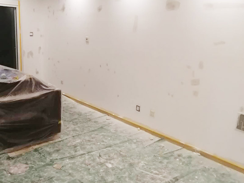 墻壁翻新裝修：首先在做翻新的時(shí)候一定要把之前的墻面給處理干凈，粉化嚴(yán)重的一定要鏟除干凈。由于之前的墻面有刷過(guò)油漆和乳膠漆，所在做完鏟除后一定要做打磨處理，將原來(lái)墻體上的結(jié)實(shí)的表皮及浮沉全部清理掉，如果說(shuō)墻體出現(xiàn)小部分的凹陷以及裂縫的話可以用膩?zhàn)由晕⑻钛a(bǔ)一下。清理干凈的墻面一定要刷一道底漆，墻面底漆的主要作用就是抗堿防潮、封固基材、保護(hù)面漆、提高面漆的質(zhì)量以及遮蓋力。上面漆之前要裝油漆按照漆桶的說(shuō)明配比及涂刷，要準(zhǔn)備足夠的量，保證顏色的相同，不要因?yàn)榱可偃绷亢髞?lái)進(jìn)行后補(bǔ)，這樣很容易發(fā)生色差的問(wèn)題。刷面漆時(shí)要選擇質(zhì)量好的刷漆滾筒，這樣刷出來(lái)的質(zhì)地才會(huì)更加的均勻好看。