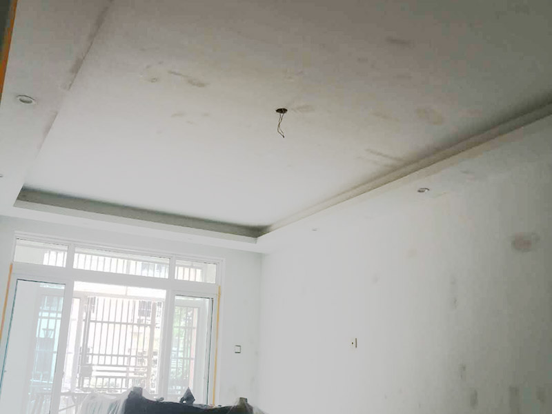 墻壁翻新裝修：首先在做翻新的時(shí)候一定要把之前的墻面給處理干凈，粉化嚴(yán)重的一定要鏟除干凈。由于之前的墻面有刷過(guò)油漆和乳膠漆，所在做完鏟除后一定要做打磨處理，將原來(lái)墻體上的結(jié)實(shí)的表皮及浮沉全部清理掉，如果說(shuō)墻體出現(xiàn)小部分的凹陷以及裂縫的話可以用膩?zhàn)由晕⑻钛a(bǔ)一下。清理干凈的墻面一定要刷一道底漆，墻面底漆的主要作用就是抗堿防潮、封固基材、保護(hù)面漆、提高面漆的質(zhì)量以及遮蓋力。上面漆之前要裝油漆按照漆桶的說(shuō)明配比及涂刷，要準(zhǔn)備足夠的量，保證顏色的相同，不要因?yàn)榱可偃绷亢髞?lái)進(jìn)行后補(bǔ)，這樣很容易發(fā)生色差的問(wèn)題。刷面漆時(shí)要選擇質(zhì)量好的刷漆滾筒，這樣刷出來(lái)的質(zhì)地才會(huì)更加的均勻好看。