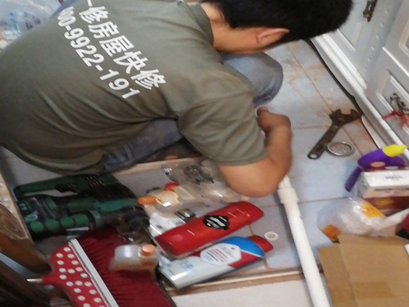 上水管改明管施工：水管走明管就是在裝修的時候?qū)⑺苈懵对谕?。衛(wèi)生間水管走明管更加直觀，假如日后水管出現(xiàn)質(zhì)量問題，可以及時會發(fā)現(xiàn)，更利于維修更換，而且維修起來不用大動干戈，沒有那么費事。 南方地區(qū)由于氣候潮濕，暗管反而容易潮濕復式，可以考慮做明管，但做明管時一定要把暗管全部放棄不用。 做明管要用固定卡座來固定管道，用脹塞式膨脹栓固定卡座，10年也不會壞。