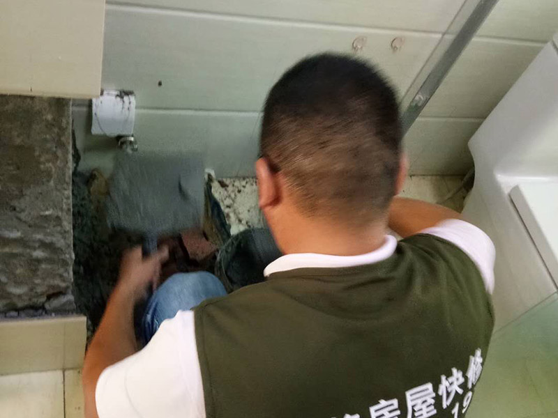 衛(wèi)生間瓷磚修補(bǔ)：1、把瓷磚脫落地方的舊水泥清干凈。 2、把瓷磚泡幾分鐘，再拿水泥浸到和豆油一樣的程度。 3、把瓷磚拿出來把表面上的水晾干，然后把水泥均勻涂在瓷磚上 （厚度和原來的水泥漿差不多就行） 4 、用木頭敲平就行。 墻面瓷磚一旦脫落，首先要檢查原因。通常情況下，如果脫落的墻磚水泥砂漿層與墻面之間很牢固，那么就將四周松動的墻磚也一同起下來，與原先脫落的磚一起修補(bǔ)。