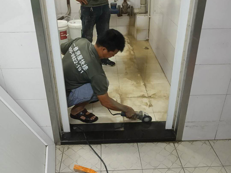 衛(wèi)生間地磚切割維修： 1、定位移動標(biāo)尺選定切割尺寸，用單手握住操作手柄，將刀輪位拉向后座，將瓷磚平放在底板上并將瓷磚切割的線與底板橫梁對齊，瓷磚前端要靠住底板的豁口部。 2、劃線放下手柄使刀輪與瓷磚表面接觸，將手柄向前輕推使刀輪在瓷磚表面割機(jī)一條連續(xù)均勻的直線。 3、下壓將操作手柄抬起稍向后拉，使壓塊平穩(wěn)落放在瓷磚的前端。用適當(dāng)?shù)牧⒉僮魇直蛳聣海纱u將會沿著劃線斷開。