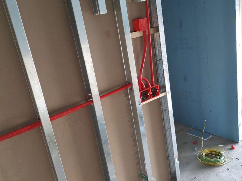 隔斷電路布線安裝:首先要根據(jù) 你對(duì)電的用途進(jìn)行電路定位，比如，哪里要開(kāi)關(guān)、哪里要插座、哪里要燈等電工會(huì)根據(jù)你的要求進(jìn)行定位。定位完成后，電工根據(jù)定位和電路走向，開(kāi)布線槽，線路槽很有講究，要橫平豎直，不過(guò)，規(guī)范的做法，不允許開(kāi)橫槽，因?yàn)闀?huì)影響墻的承受力。強(qiáng)弱電的間距要在30-50公分，因?yàn)閺?qiáng)電會(huì)干擾你的電視和電話；強(qiáng)弱電更不能同穿一根管內(nèi)；線管如果需要連接，要用接頭，接頭和管要用膠粘好；等等。