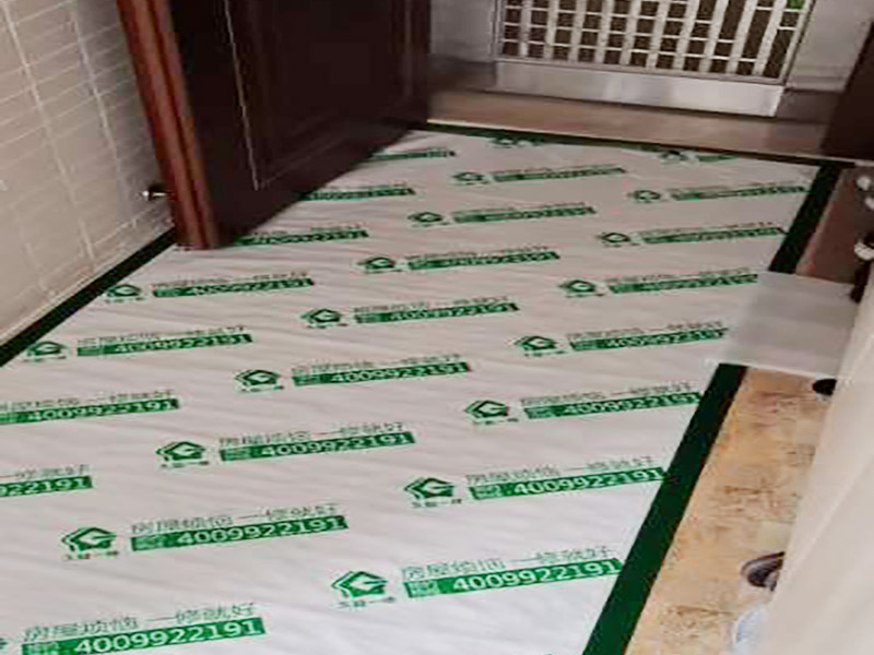 地面成品保護(hù)：滿鋪成品瓦楞紙板，再用干凈彩條布滿鋪在普通石膏板上，在彩條布交接處及轉(zhuǎn)角處用膠帶固定，也可選用木芯板或三夾板。材料選用視上人、車情況而定。 所有成品飾面板在安裝好后必須用PE保護(hù)膜覆蓋包起來，所有成品飾面板的陽角位必須用硬質(zhì)紙護(hù)角或泡沫棉進(jìn)行保護(hù)性包裝，防止交被其他施工人員碰撞。 1、入戶門扇用公司統(tǒng)一的門貼進(jìn)行全面包裹保護(hù)，用透明膠帶將保護(hù)膜粘貼牢固平整。 2、用標(biāo)準(zhǔn)保護(hù)膜將門框三面保護(hù)完整并固定牢固。 3、工程完工后拆除保護(hù)膜時如果有粘貼時的膠痕，應(yīng)用酒精或?qū)Ｓ玫那逦蹌┣宄z。