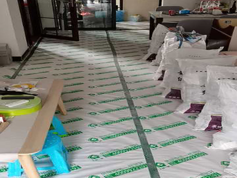 地面成品保護(hù)：滿鋪成品瓦楞紙板，再用干凈彩條布滿鋪在普通石膏板上，在彩條布交接處及轉(zhuǎn)角處用膠帶固定，也可選用木芯板或三夾板。材料選用視上人、車情況而定。 所有成品飾面板在安裝好后必須用PE保護(hù)膜覆蓋包起來，所有成品飾面板的陽角位必須用硬質(zhì)紙護(hù)角或泡沫棉進(jìn)行保護(hù)性包裝，防止交被其他施工人員碰撞。 1、入戶門扇用公司統(tǒng)一的門貼進(jìn)行全面包裹保護(hù)，用透明膠帶將保護(hù)膜粘貼牢固平整。 2、用標(biāo)準(zhǔn)保護(hù)膜將門框三面保護(hù)完整并固定牢固。 3、工程完工后拆除保護(hù)膜時如果有粘貼時的膠痕，應(yīng)用酒精或?qū)Ｓ玫那逦蹌┣宄z。