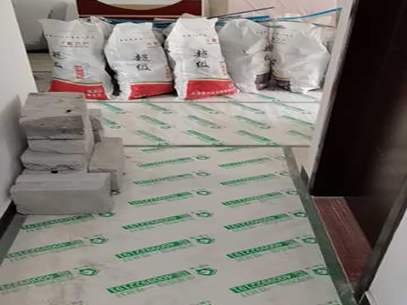 地面成品保護(hù)：滿鋪成品瓦楞紙板，再用干凈彩條布滿鋪在普通石膏板上，在彩條布交接處及轉(zhuǎn)角處用膠帶固定，也可選用木芯板或三夾板。材料選用視上人、車情況而定。 所有成品飾面板在安裝好后必須用PE保護(hù)膜覆蓋包起來，所有成品飾面板的陽角位必須用硬質(zhì)紙護(hù)角或泡沫棉進(jìn)行保護(hù)性包裝，防止交被其他施工人員碰撞。 1、入戶門扇用公司統(tǒng)一的門貼進(jìn)行全面包裹保護(hù)，用透明膠帶將保護(hù)膜粘貼牢固平整。 2、用標(biāo)準(zhǔn)保護(hù)膜將門框三面保護(hù)完整并固定牢固。 3、工程完工后拆除保護(hù)膜時如果有粘貼時的膠痕，應(yīng)用酒精或?qū)Ｓ玫那逦蹌┣宄z。