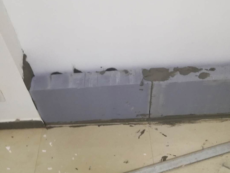 砌磚封門洞維修：裝修中封門洞就是在門上方有一個(gè)長方形的窗口，把那個(gè)封起來就是封門洞　　 老式房屋的門上方都帶氣窗，門洞總高度都在2.4-2.5m，而現(xiàn)在裝修門洞高度只留到2.1m左右，還有近40cm的高度的空洞需要封堵，這就叫門洞封堵?！　?裝修封門洞的方法一般都用石膏板，但能代替石膏板的材料也有很多。還有用紅磚砌