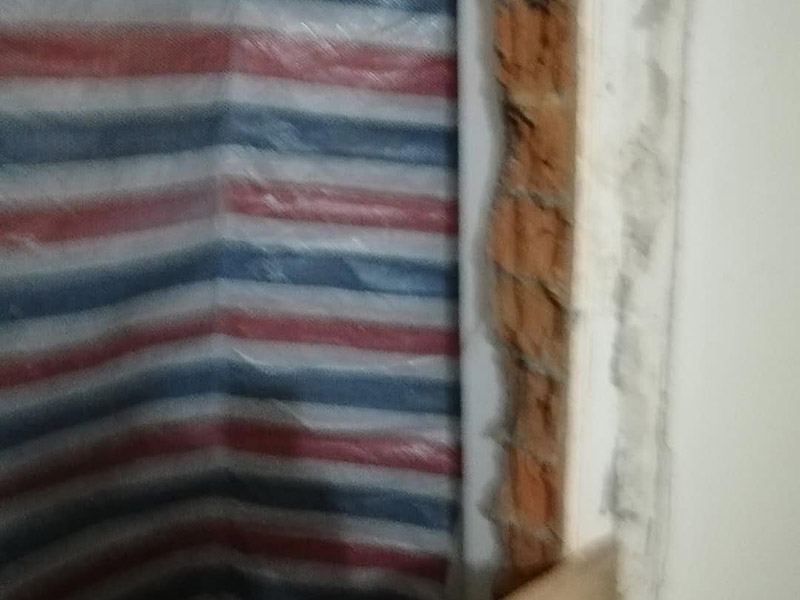 砌磚封門洞維修：裝修中封門洞就是在門上方有一個(gè)長方形的窗口，把那個(gè)封起來就是封門洞　　 老式房屋的門上方都帶氣窗，門洞總高度都在2.4-2.5m，而現(xiàn)在裝修門洞高度只留到2.1m左右，還有近40cm的高度的空洞需要封堵，這就叫門洞封堵。　　 裝修封門洞的方法一般都用石膏板，但能代替石膏板的材料也有很多。還有用紅磚砌