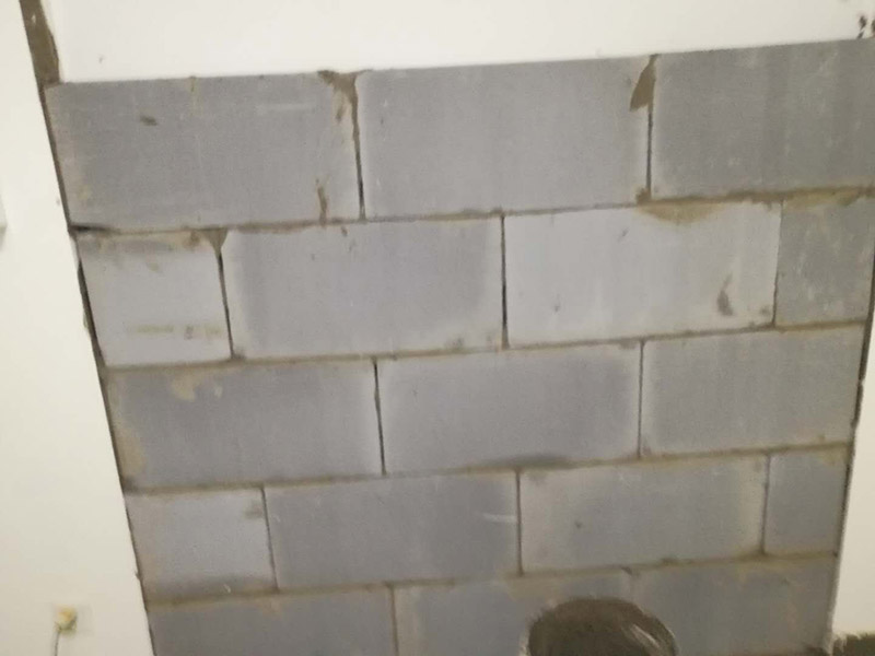 砌磚封門洞維修：裝修中封門洞就是在門上方有一個(gè)長方形的窗口，把那個(gè)封起來就是封門洞　　 老式房屋的門上方都帶氣窗，門洞總高度都在2.4-2.5m，而現(xiàn)在裝修門洞高度只留到2.1m左右，還有近40cm的高度的空洞需要封堵，這就叫門洞封堵?！　?裝修封門洞的方法一般都用石膏板，但能代替石膏板的材料也有很多。還有用紅磚砌